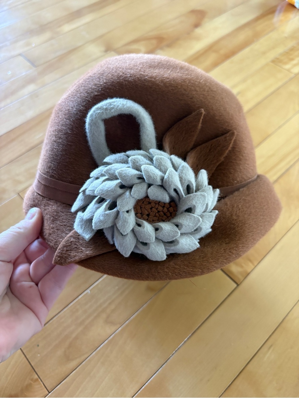 Vtg Lilly Dache Debs Hat Brown With Side Flower Appliqué